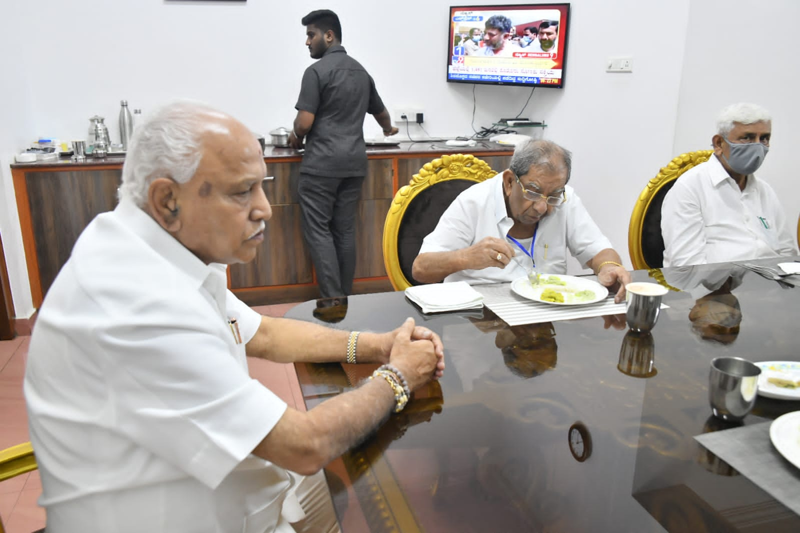 shamanoor-sivasankarappa-meets-b-s-yadiyurappa