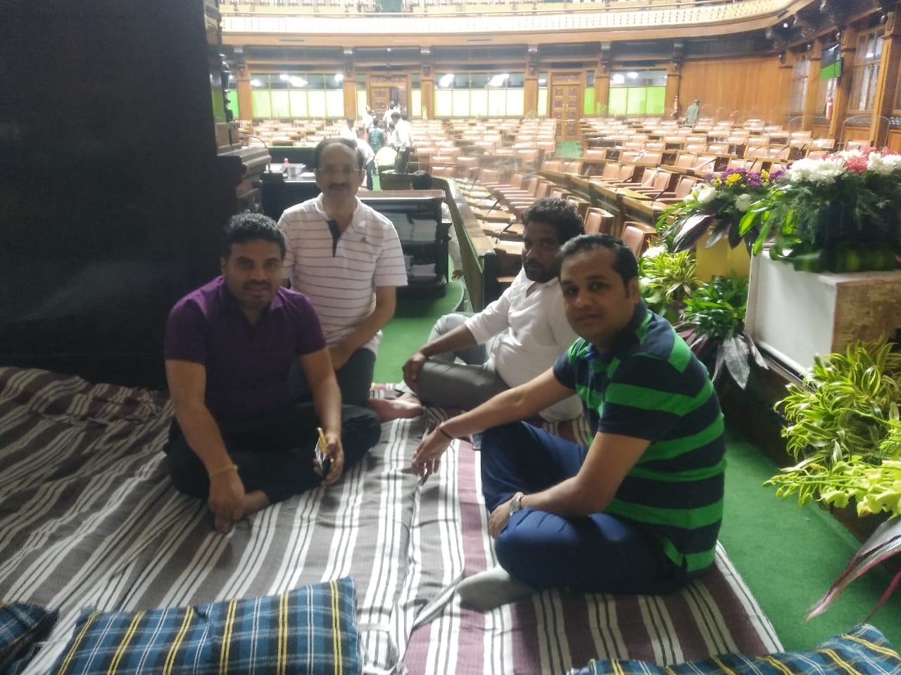 Congress MLAs protest overnight in Karnataka Assembly, Congress demanding Minister Eshwarappa resignation, Congress MLAs protest overnigh news, Bengaluru news, ಕರ್ನಾಟಕ ವಿಧಾನಸಭೆಯಲ್ಲಿ ಕಾಂಗ್ರೆಸ್ ಶಾಸಕರ ಪ್ರತಿಭಟನೆ, ಸಚಿವ ಈಶ್ವರಪ್ಪ ರಾಜೀನಾಮೆಗೆ ಆಗ್ರಹಿಸಿ ಕಾಂಗ್ರೆಸ್ ಅಹೋರಾತ್ರಿ ಧರಣಿ, ಕಾಂಗ್ರೆಸ್ ಶಾಸಕರ ಅಹೋರಾತ್ರಿ ಧರಣಿ, ಬೆಂಗಳೂರು ಸುದ್ದಿ,