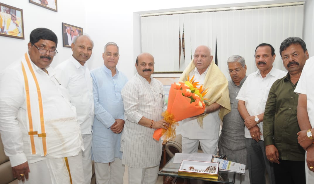 BJP leader visit to Former CM BS Yediyurappa Kaveri house  Former CM BS Yediyurappa Kaveri house in Bengaluru  Former CM BS Yediyurappa news  Bharatiya Janata Party leaders  ಮುಖ್ಯಮಂತ್ರಿ ಸ್ಥಾನಕ್ಕೆ ಯಡಿಯೂರಪ್ಪ ರಾಜೀನಾಮೆ  ಕಾವೇರಿ ನಿವಾಸ ಮತ್ತೆ ರಾಜಕೀಯ ಚಟುವಟಿಕೆಯ ಕೇಂದ್ರ ಬಿಂದು  ಬಿಜೆಪಿ ಸಂಸದೀಯ ಮಂಡಳಿ ಪಟ್ಟಿ  ಮುಖ್ಯಮಂತ್ರಿ ಬಸವರಾಜ ಬೊಮ್ಮಾಯಿ‌  ಕರ್ನಾಟಕ ಬಿಜೆಪಿ ರಾಜ್ಯಾಧ್ಯಕ್ಷ ನಳಿನ್ ಕುಮಾರ್ ಕಟೀಲ್  ವಿಧಾನಸಭೆ ಚುನಾವಣೆ  ಬಿಜೆಪಿ ಕೇಂದ್ರೀಯ ಚುನಾವಣಾ ಸಮಿತಿ  ಮಾಜಿ ಸಿಎಂ ಯಡಿಯೂರಪ್ಪರಿಗೆ ಅಭಿನಂದನೆ  ವರ್ಷದ ಬಳಿಕ ಮತ್ತೆ ರಾಜಕೀಯ ಚಟುವಟಿಕೆ ಕೇಂದ್ರವಾದ ಕಾವೇರಿ  ಬಿಎಸ್​ವೈ ನಿವಾಸಕ್ಕೆ ದೌಡಾಯಿಸಿದ ಬಿಜೆಪಿ ಮುಖಂಡರು