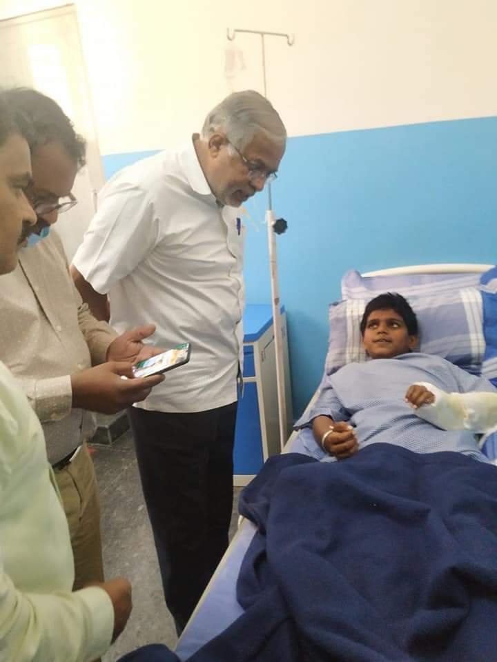 minister suresh kumar visits to see the hospitalized school students