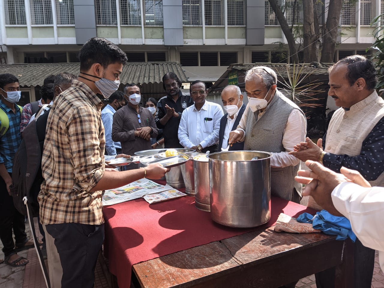 Nrupatunga University, Nrupatunga University is working to students hunger, Santrupti project, Santrupti project run by Lecturers, ನೃಪತುಂಗ ವಿಶ್ವವಿದ್ಯಾಲಯ, ವಿದ್ಯಾರ್ಥಿಗಳ ಹಸಿವು ನೀಗಿಸುವ ಕಾರ್ಯ ಮಾಡ್ತಿದೆ ನೃಪತುಂಗ ವಿಶ್ವವಿದ್ಯಾಲಯ, ಸಂತೃಪ್ತಿ ಯೋಜನೆ, ಉಪನ್ಯಾಸಕರು ನಡೆಸುತ್ತಿರುವ ಸಂತೃಪ್ತಿ ಯೋಜನೆ,