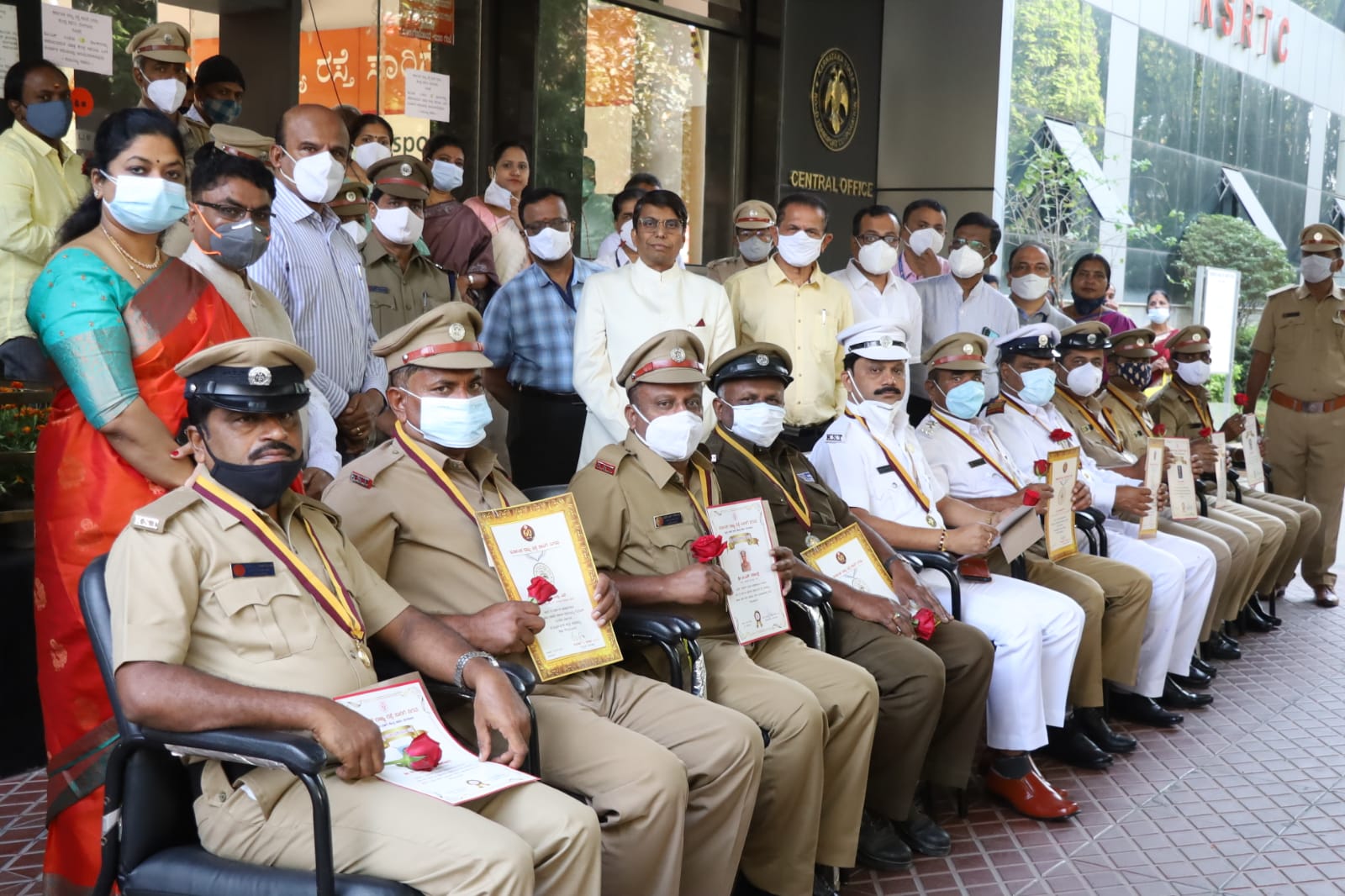 Gold Medalist Transport Drivers, Gold Medalist Transport Drivers in Bangalore, KSRTC news, Republic day news, ಸಾರಿಗೆ ಚಾಲಕರಿಗೆ ಚಿನ್ನದ ಪದಕ, ಬೆಂಗಳೂರಿನಲ್ಲಿ ಸಾರಿಗೆ ಚಾಲಕರಿಗೆ ಚಿನ್ನದ ಪದಕ, ಕೆಎಸ್​ಆರ್​ಟಿಸಿ ಸುದ್ದಿ, ಗಣರಾಜ್ಯೋತ್ಸವ ಸುದ್ದಿ,