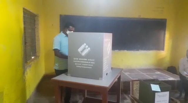 North East MLc Election, Voting being of North East MLc Election, North East MLc Election Voting being, ಈಶಾನ್ಯ ಶಿಕ್ಷಕರ ಚುನಾವಣೆ, ಈಶಾನ್ಯ ಶಿಕ್ಷಕರ ಚುನಾವಣೆ ಮತದಾನ ಆರಂಭ, ಈಶಾನ್ಯ ಶಿಕ್ಷಕರ ಚುನಾವಣೆ ಸುದ್ದಿ, ಈಶಾನ್ಯ ಶಿಕ್ಷಕರ ಚುನಾವಣೆ 2020 ಸುದ್ದಿ, ಎಂಎಲ್​ಸಿ ಚುನಾವಣೆ, ಎಂಎಲ್​ಸಿ ಚುನಾವಣೆ 2020, ಎಂಎಲ್​ಸಿ ಚುನಾವಣೆ 2020 ಸುದ್ದಿ,