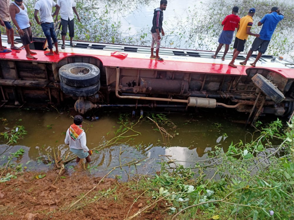 ಕೆರೆಗೆ ಉರುಳಿದ ಕೆಎಸ್​ಆರ್​ಟಿಸಿ ಬಸ್