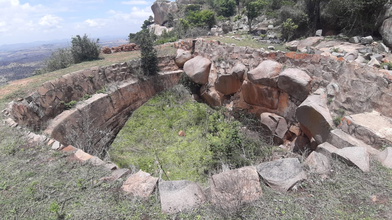 ಬೆಟ್ಟದ ಮೇಲೆ ಬಾವಿಗಳು