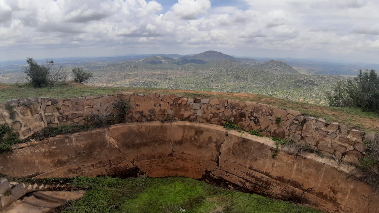 ಬೆಟ್ಟದ ಮೇಲೆ ಬಾವಿಗಳು