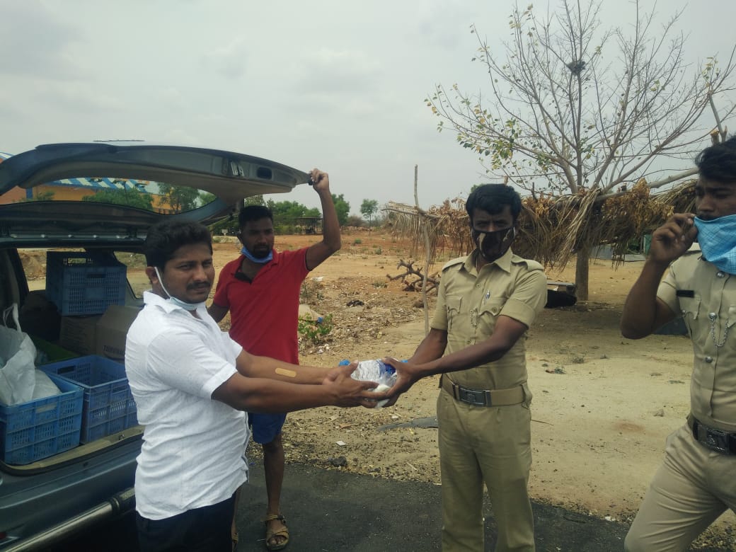 man ditstributes biriyani