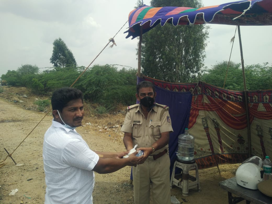 man ditstributes biriyani