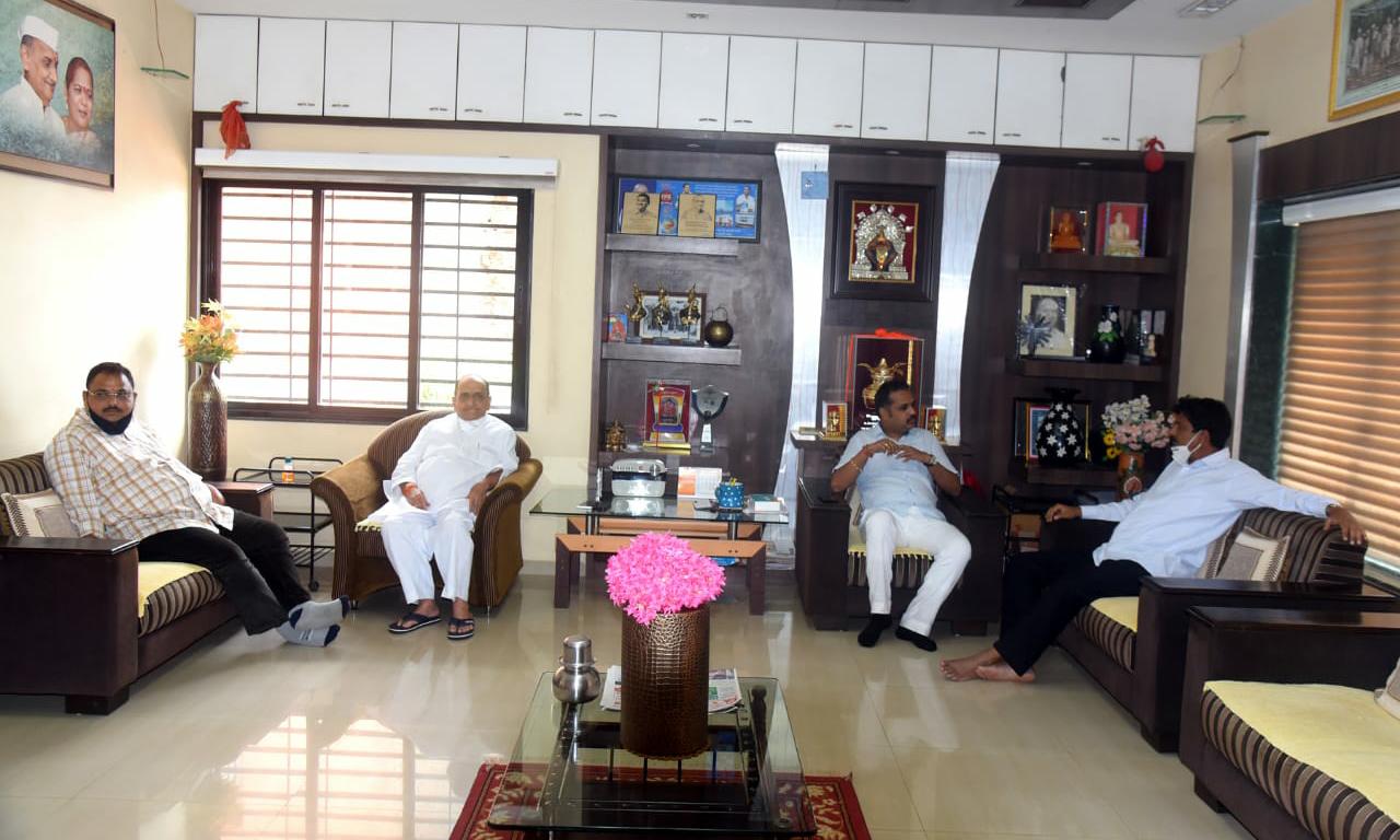 Jarakiholi reviewing the flood situation with the Maharashtra minister