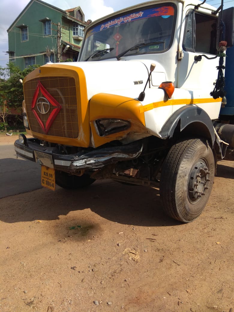 ಕಾರು-ಟಿಪ್ಪರ್​​ ನಡುವೆ ಡಿಕ್ಕಿ