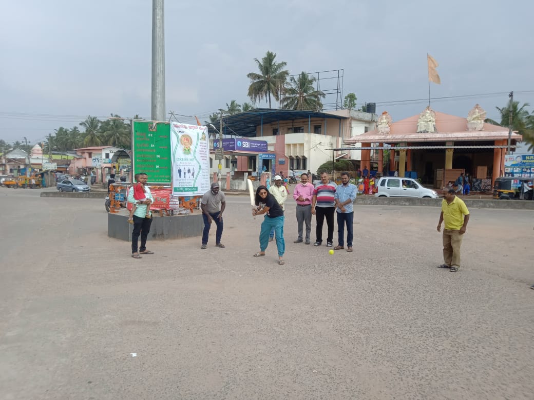 Veda Krishnamurthy played cricket with her fans