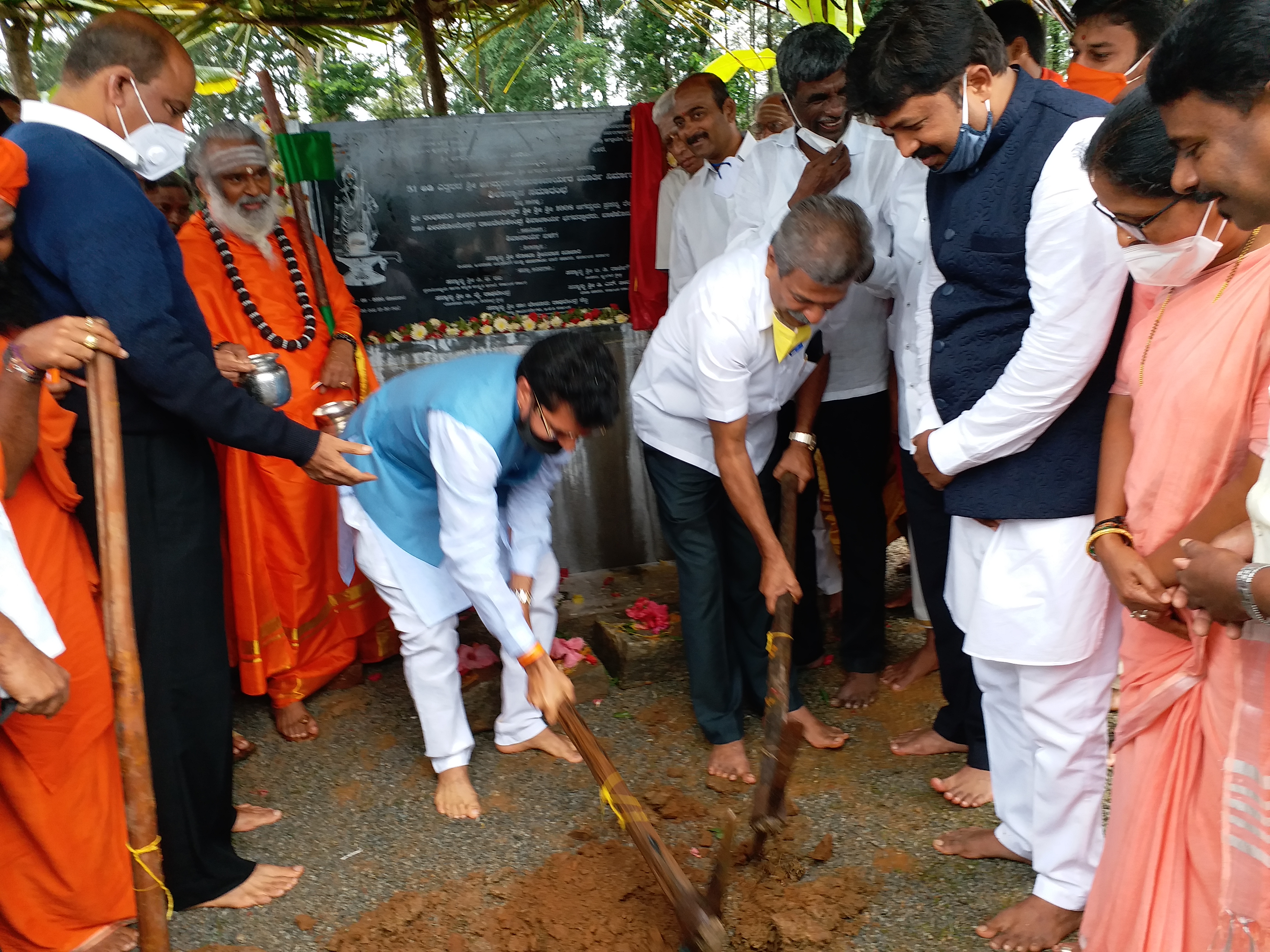 ರೇಣುಕಾಚಾರ್ಯ ಪ್ರತಿಮೆ ನಿರ್ಮಾಣಕ್ಕೆ ಶಿಲಾನ್ಯಾಸ