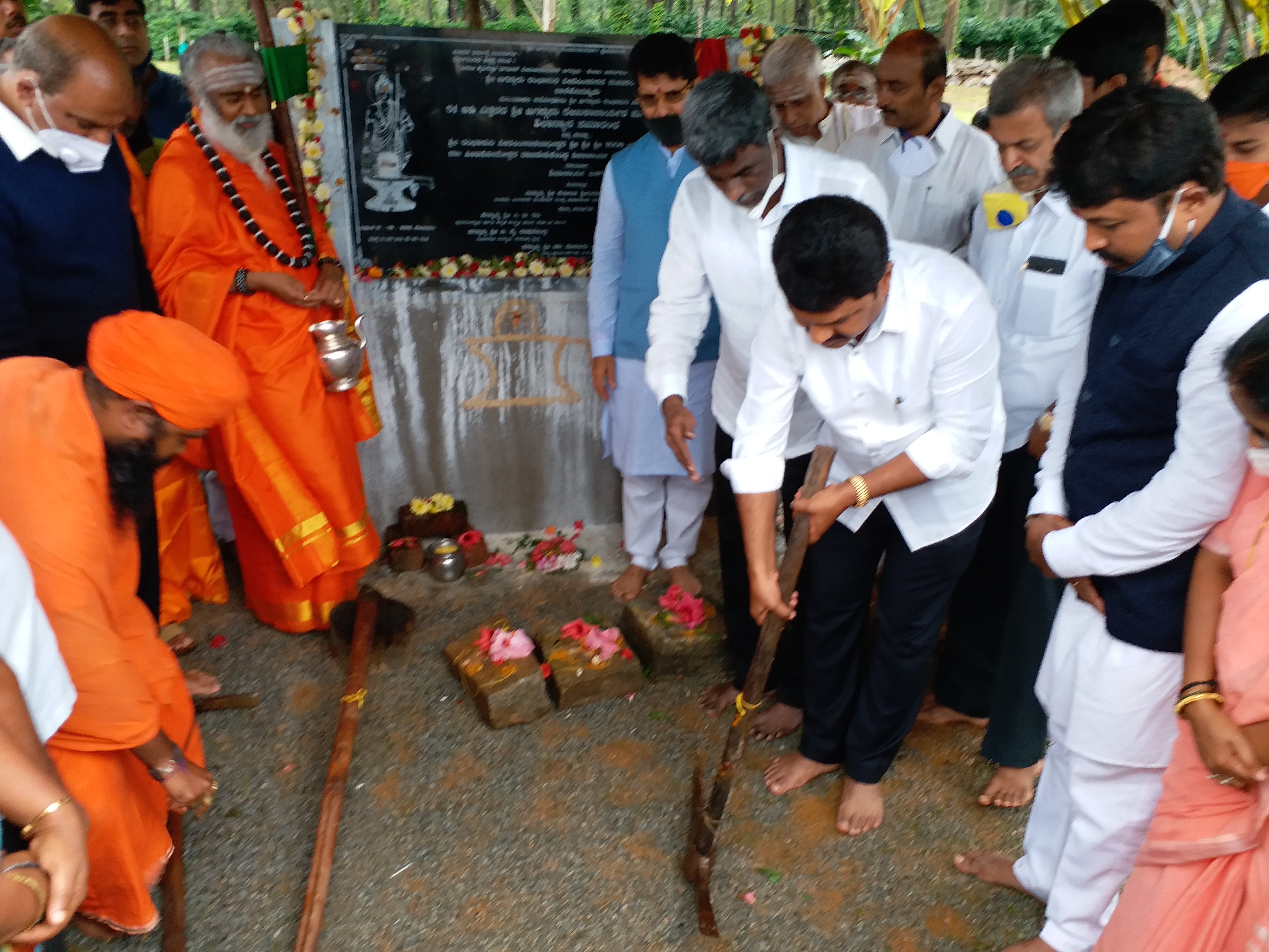 ರೇಣುಕಾಚಾರ್ಯ ಪ್ರತಿಮೆ ನಿರ್ಮಾಣಕ್ಕೆ ಶಿಲಾನ್ಯಾಸ