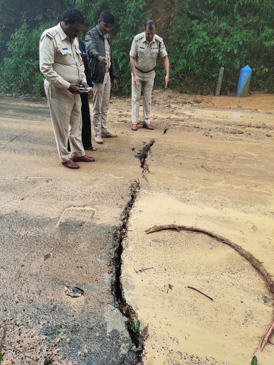 ರಸ್ತೆ ಬಿರುಕು