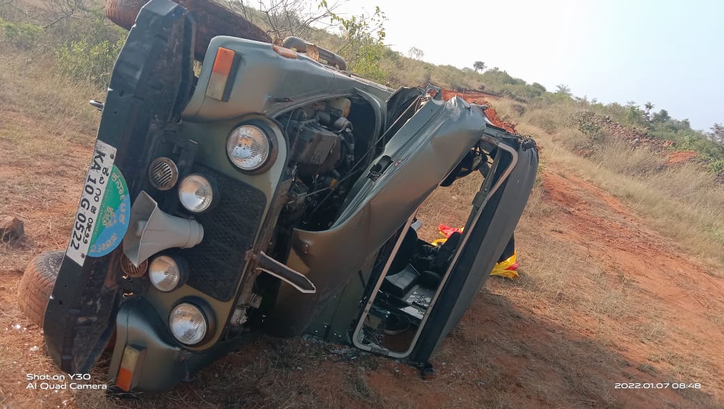 wild Elephant crushed forest officers jeep in  chamarajanagar