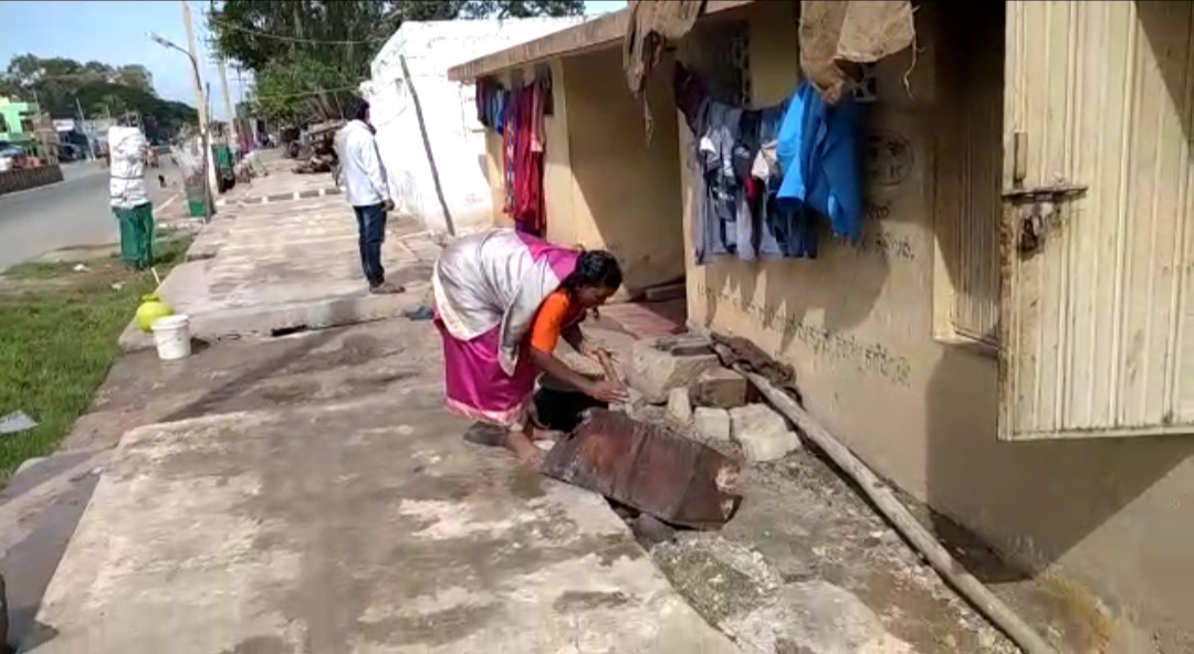 shantamma-dwells-in-the-public-toilet-of-chamarajanagar