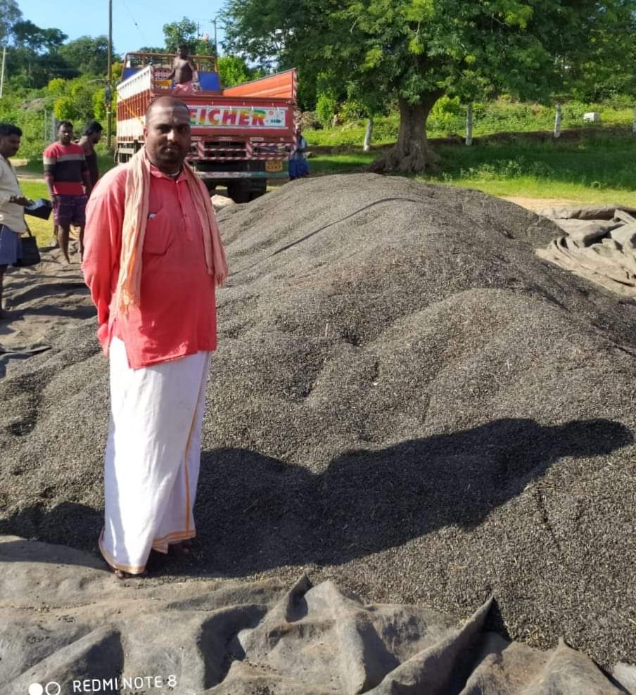 ಖಾವಿ ಧರಿಸಿದರೂ ಕಾಯಕ ಬಿಡದ ಗಡಿಜಿಲ್ಲೆ ಸ್ವಾಮೀಜಿ