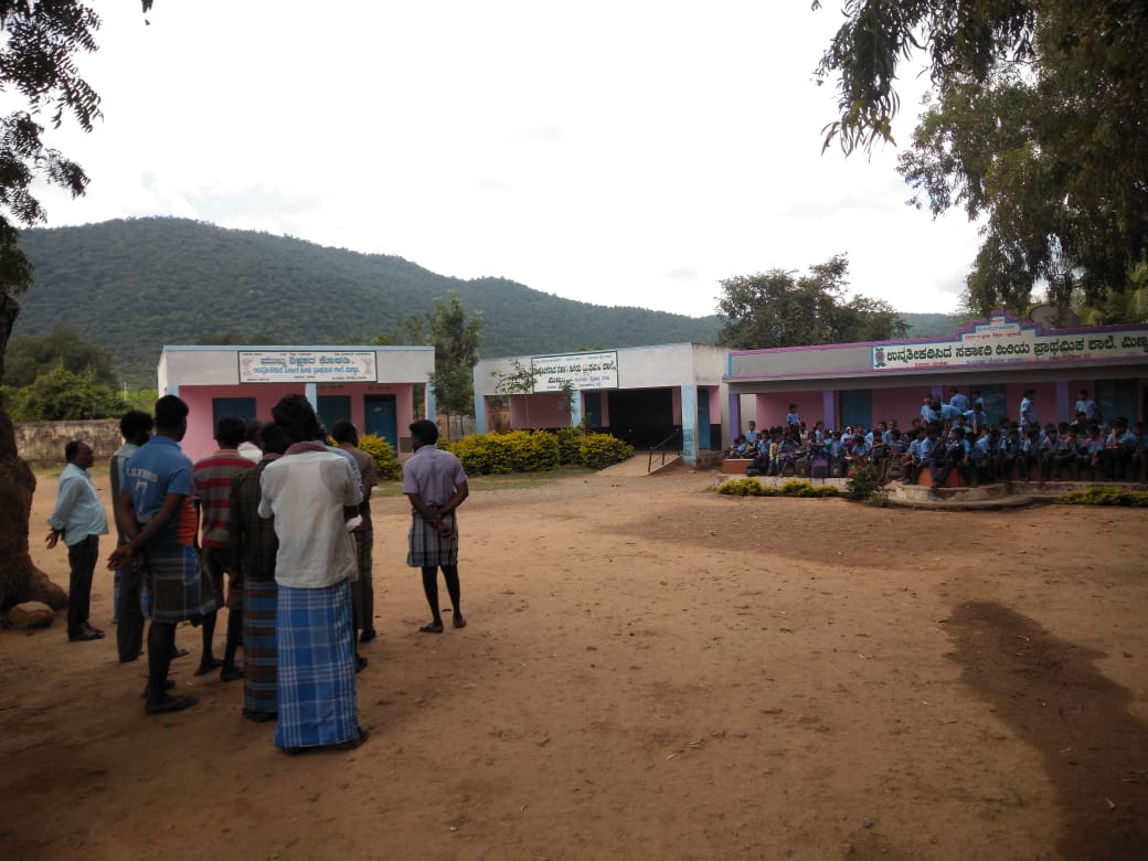 parents protest in chamarajanagar,  ಗೋಪಿನಾಥಂನಲ್ಲಿ ಶಾಲೆ ಮುಚ್ಚಿ ಪ್ರತಿಭಟಿಸಿದ ಪೋಷಕರು