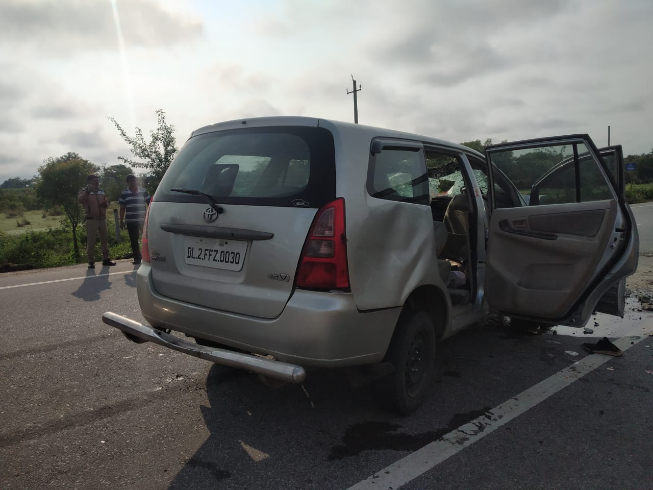 one-killed-and-four-injured-in-gundlupete-road-accident