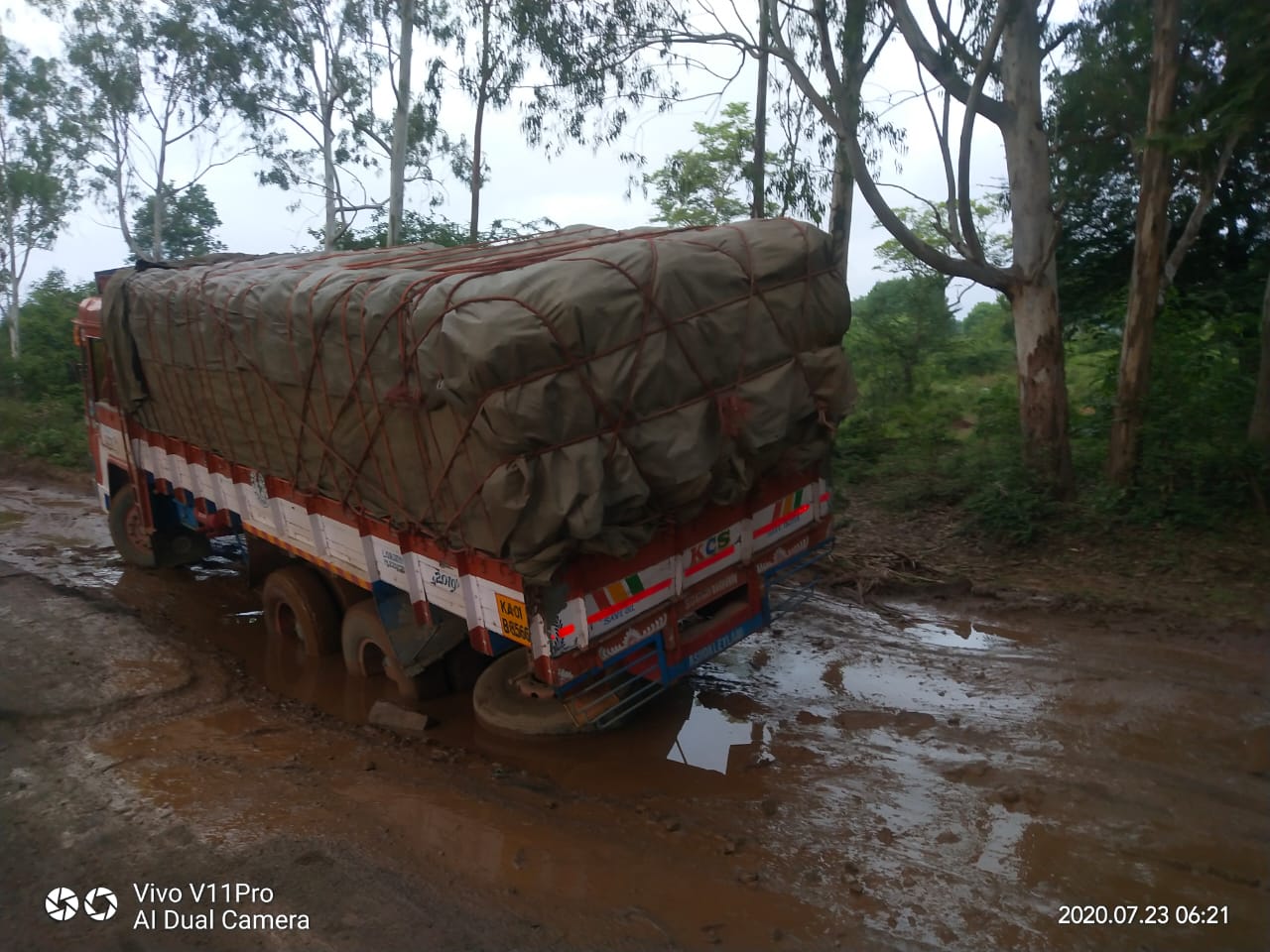 ಗುಂಡಿಯಲ್ಲಿ ಹೂತುಕೊಂಡ ಲಾರಿ