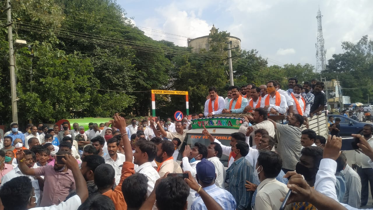 ಗದ್ದುಗೆ ಹಿಡಿದ ಖುಷಿಯಲ್ಲಿ ಸಾಮಾಜಿಕ ಅಂತರ ಮಾಯ