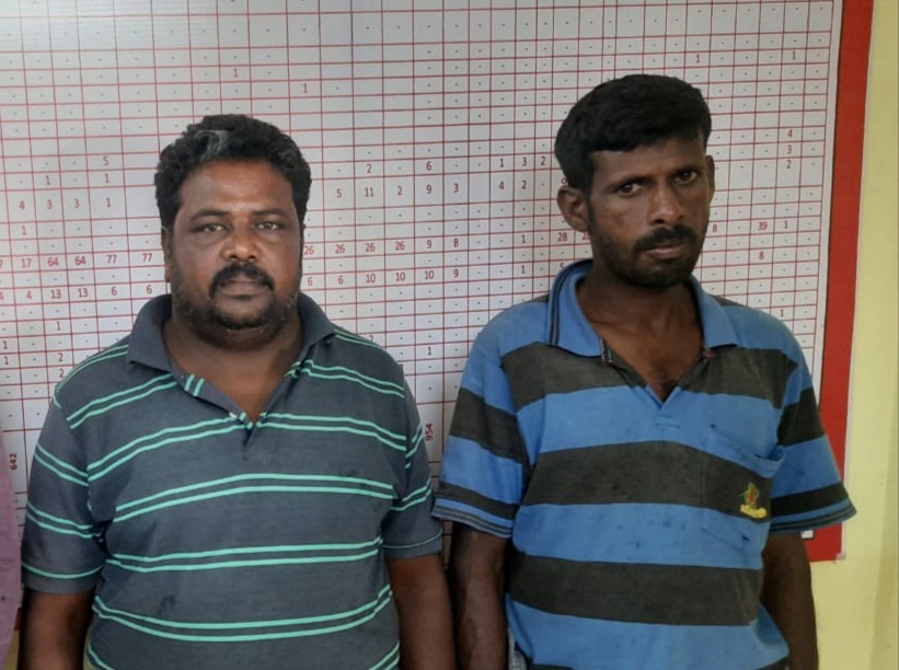 Karnataka alcohol selling in Tamilnadu rural area, Karnataka alcohol selling in Tamilnadu rural area news, Five accused arrest, Five accused arrest by Tamilnadu police, ತಮಿಳು‌ನಾಡಿನ ಹಳ್ಳಿಗಳಲ್ಲಿ ಕರ್ನಾಟಕ ಮದ್ಯ ಮಾರಾಟ, ತಮಿಳು‌ನಾಡಿನ ಹಳ್ಳಿಗಳಲ್ಲಿ ಕರ್ನಾಟಕ ಮದ್ಯ ಮಾರಾಟ ಸುದ್ದಿ, ಐವರು ಬಂಧನ, ತಮಿಳುನಾಡು ಪೊಲೀಸರಿಂದ ಐವರು ಆರೋಪಿಗಳು ಬಂಧನ,