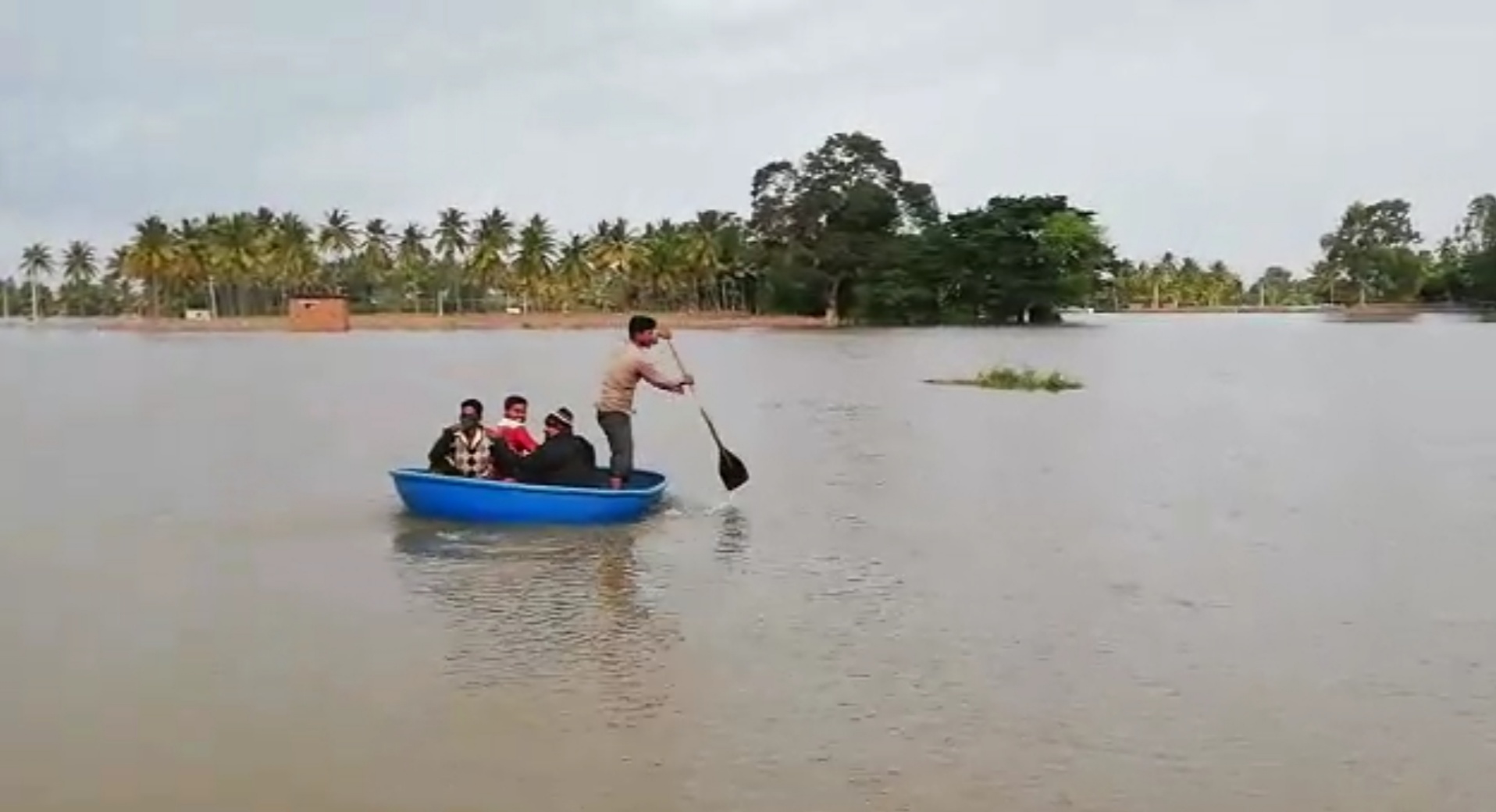 ಗ್ರಾಮದ ಜಮೀನುಗಳು ನದಿಯ ನೀರಿನಿಂದ ಜಲಾವೃತ