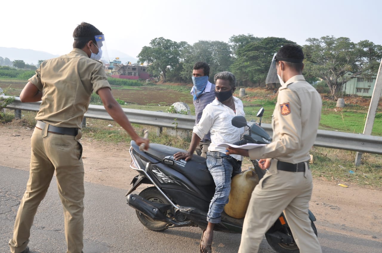 201 bike seized, 201 bike seized by Chamarajanagar police, Chamarajanagar covid curfew violence, Chamarajanagar covid curfew violence news, 201 ಬೈಕ್ ಜಪ್ತಿ, ಚಾಮರಾಜನಗರ ಪೊಲೀಸರಿಂದ 201 ಬೈಕ್ ಜಪ್ತಿ, ಚಾಮರಾಜನಗರ ಕೊರೊನಾ ಕರ್ಫ್ಯೂ ಉಲ್ಲಂಘನೆ, ಚಾಮರಾಜನಗರ ಕೊರೊನಾ ಕರ್ಫ್ಯೂ ಉಲ್ಲಂಘನೆ ಸುದ್ದಿ,