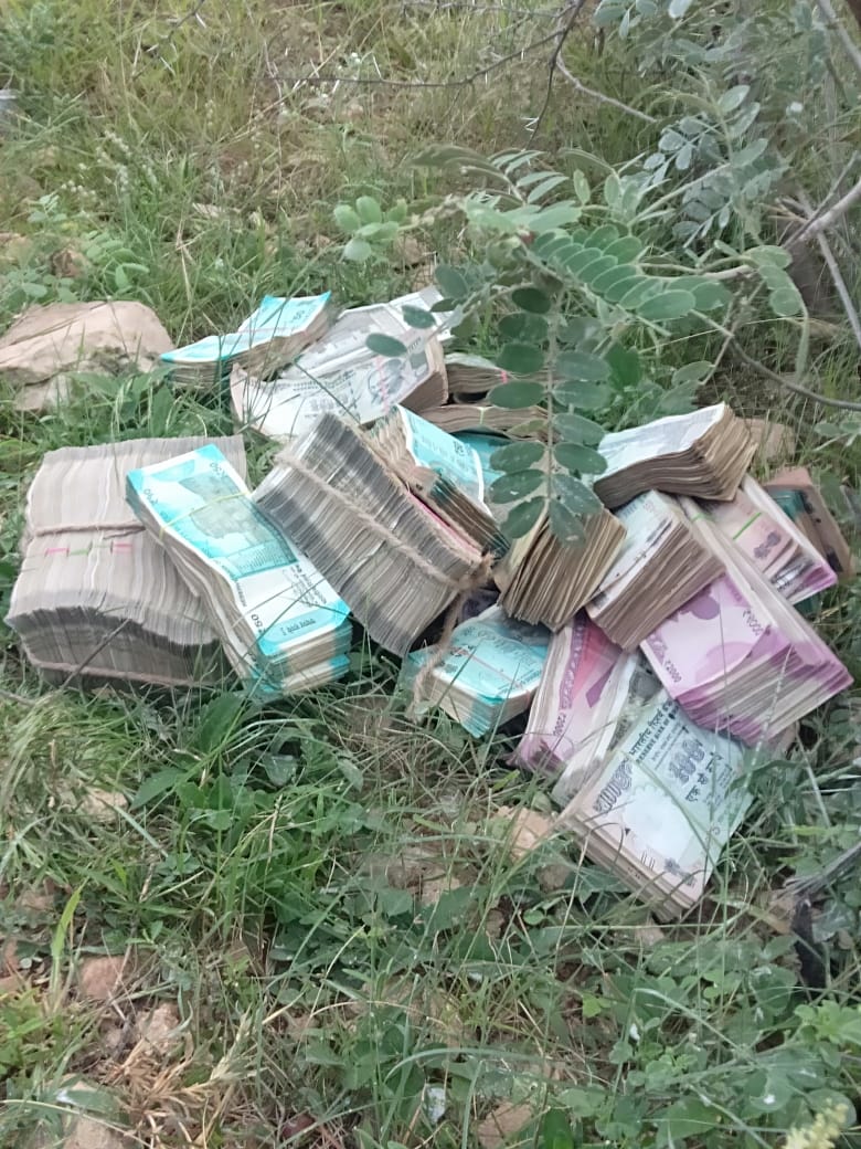 Currency notes worth Rs 36 lakhs found abondoned in farm land