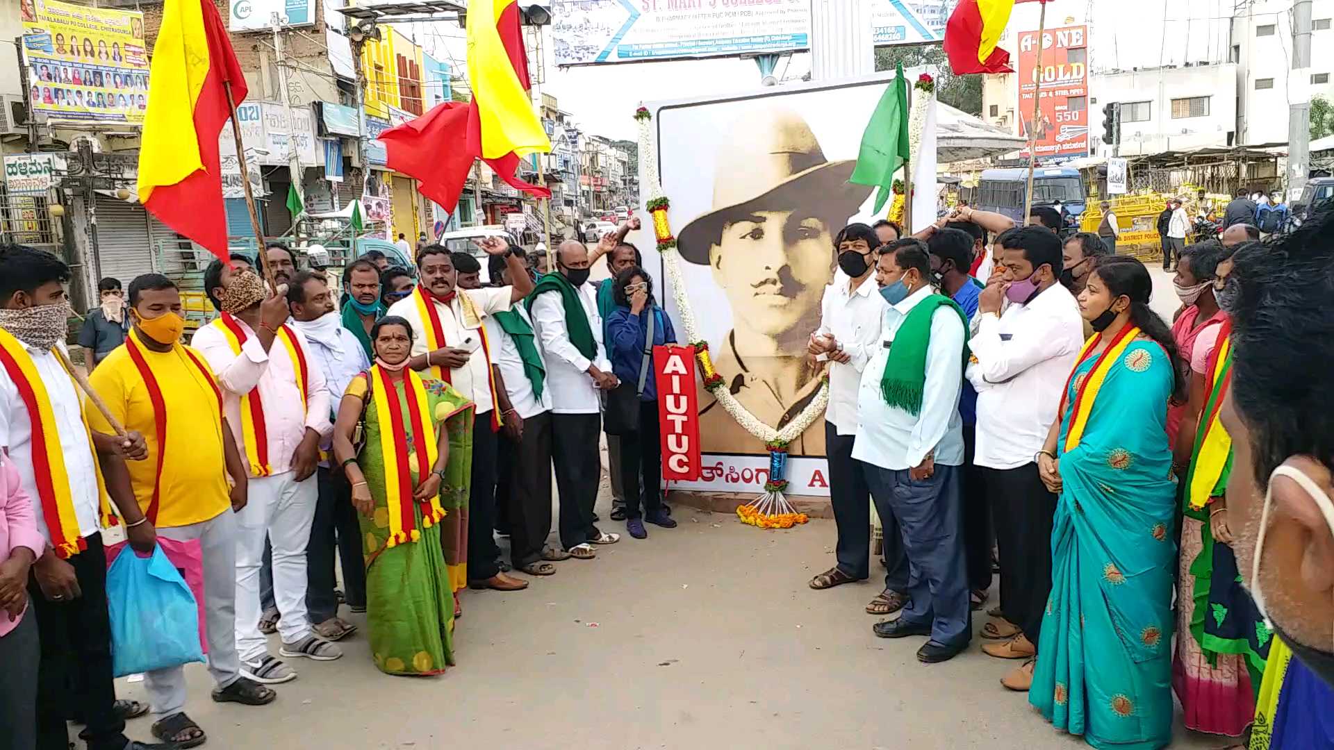 Karnataka bandh, Karnataka banda by famrers, Karnataka banda by famrers against farm bill, Karnataka bandh 2020, Karnataka bandh 2020 news, Karnataka bandh 2020 live update, ಕರ್ನಾಟಕ ಬಂದ್​, ರೈತರಿಂದ ಕರ್ನಾಟಕ ಬಂದ್​, ಕೃಷಿ ಮಸೂದೆ ವಿರುದ್ಧ ರೈತರಿಂದ ಕರ್ನಾಟಕ ಬಂದ್​, ಕರ್ನಾಟಕ ಬಂದ್​ ಸುದ್ದಿ, ಕರ್ನಾಟಕ ಬಂದ್​ 2020 ಸುದ್ದಿ, ಕರ್ನಾಟಕ ಬಂದ್​ 2020 ಲೈವ್​ ಅಪ್​ಡೇಟ್​,