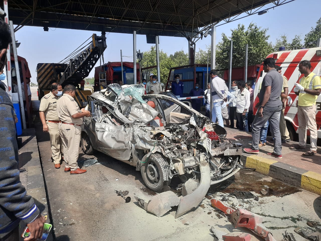 three-died-on-spot-when-car-rams-into-tanker-at-chitradurga