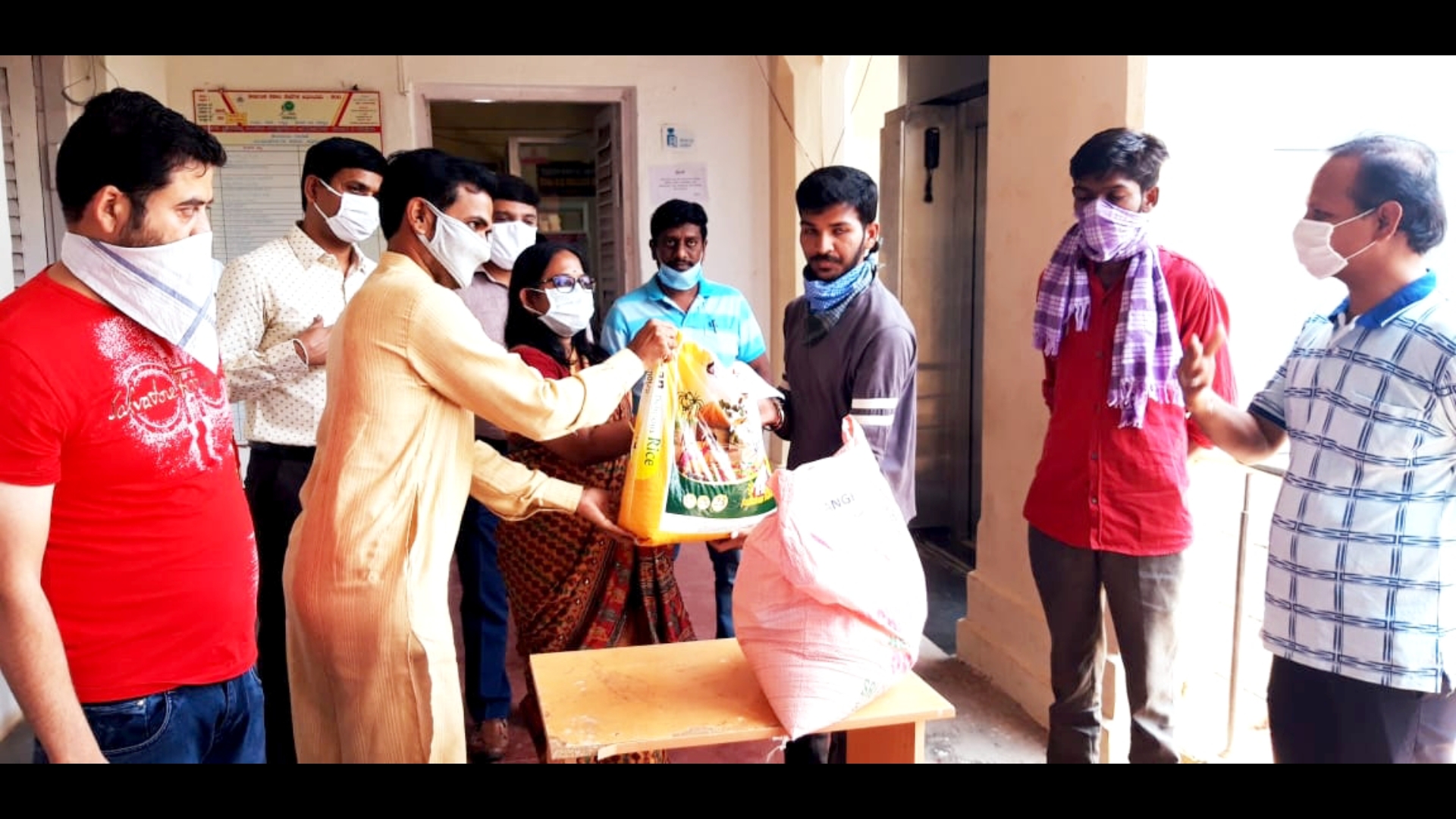 Chitradurga district collector distributes food kit to laborers