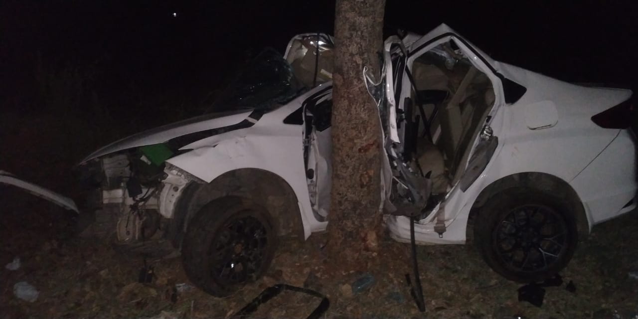 people died in road accident in Chitradurga, Car hit to tree in Chitradurga, Chitradurga crime news, ಚಿತ್ರದುರ್ಗದಲ್ಲಿ ರಸ್ತೆ ಅಪಘಾತದಲ್ಲಿ ಜನ ಸಾವು, ಚಿತ್ರದುರ್ಗದಲ್ಲಿ ಮರಕ್ಕೆ ಡಿಕ್ಕಿ ಹೊಡೆದ ಕಾರು, ಚಿತ್ರದುರ್ಗ ಅಪರಾಧ ಸುದ್ದಿ,