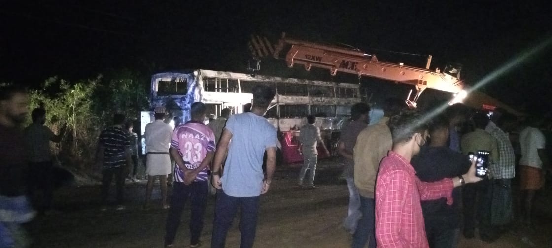 Fire broke out, Fire broke out after Bus and Lorry collide, Fire broke out after Bus and Lorry collide in DakshinaKannada, DakshinaKannada accident, DakshinaKannada accident news, ಬೆಂಕಿ ಅವಘಡ, ಬಸ್​ ಮತ್ತು ಲಾರಿ ಡಿಕ್ಕಿ ಬಳಿಕ ಬೆಂಕಿ ಅವಘಡ, ದಕ್ಷಿಣಕನ್ನಡದಲ್ಲಿ ಬಸ್​ ಮತ್ತು ಲಾರಿ ಡಿಕ್ಕಿ ಬಳಿಕ ಬೆಂಕಿ ಅವಘಡ, ದಕ್ಷಿಣಕನ್ನಡ ಅಪಘಾತ, ದಕ್ಷಿಣಕನ್ನಡ ಅಪಘಾತ ಸುದ್ದಿ,