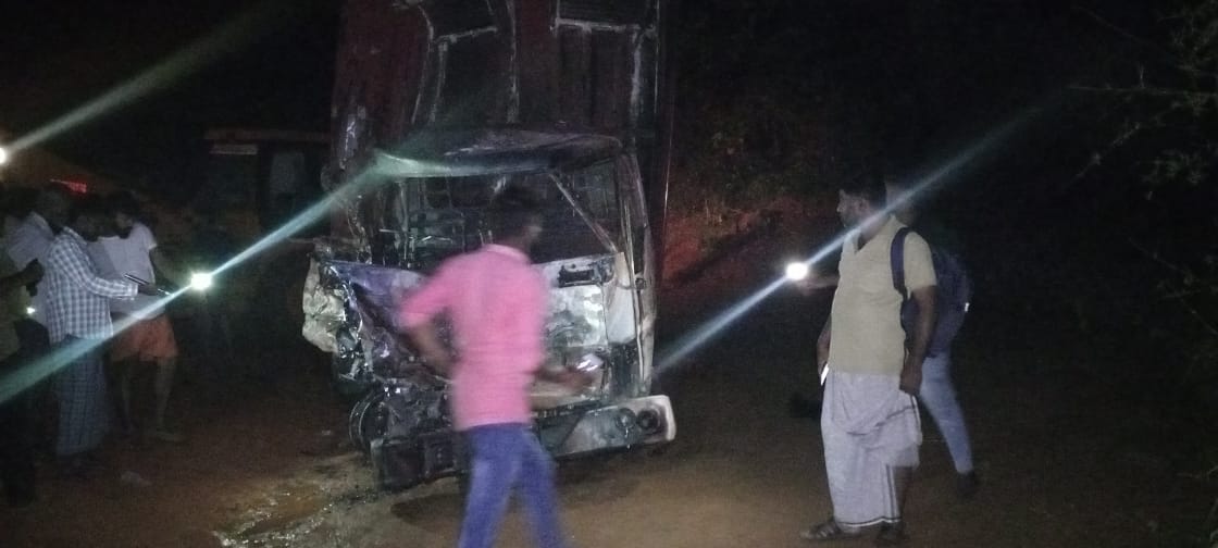 Fire broke out, Fire broke out after Bus and Lorry collide, Fire broke out after Bus and Lorry collide in DakshinaKannada, DakshinaKannada accident, DakshinaKannada accident news, ಬೆಂಕಿ ಅವಘಡ, ಬಸ್​ ಮತ್ತು ಲಾರಿ ಡಿಕ್ಕಿ ಬಳಿಕ ಬೆಂಕಿ ಅವಘಡ, ದಕ್ಷಿಣಕನ್ನಡದಲ್ಲಿ ಬಸ್​ ಮತ್ತು ಲಾರಿ ಡಿಕ್ಕಿ ಬಳಿಕ ಬೆಂಕಿ ಅವಘಡ, ದಕ್ಷಿಣಕನ್ನಡ ಅಪಘಾತ, ದಕ್ಷಿಣಕನ್ನಡ ಅಪಘಾತ ಸುದ್ದಿ,