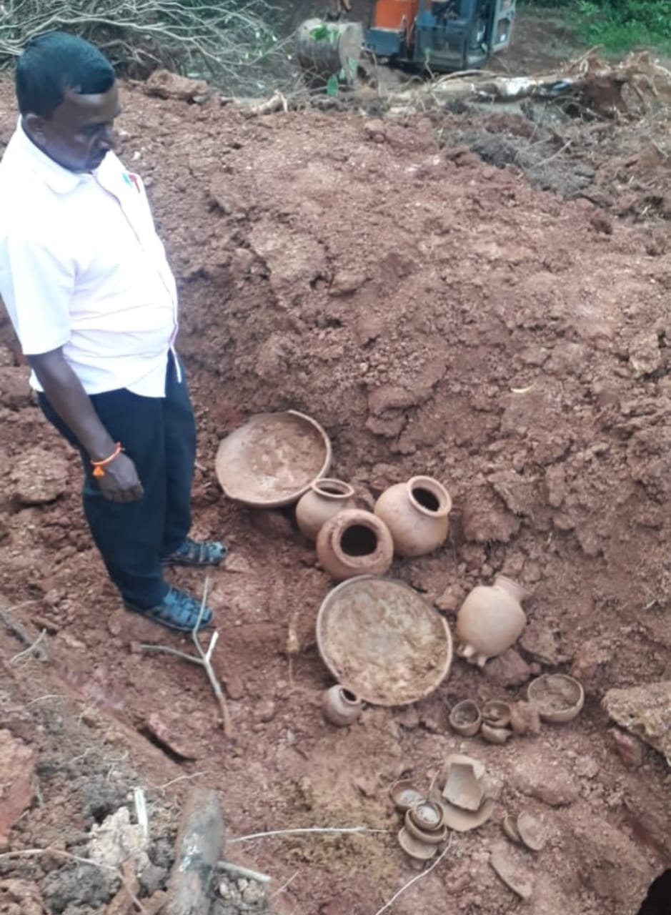 Megalithic Era Cave in Dakshina Kannada  മഹാശിലായുഗ ഗുഹ  കേരളത്തിലെ മഹാശിലായുഗ ഗുഹ  കല്ലേമ്പി ഗ്രാമത്തില്‍ പുരാതന ഗുഹ  പുരാവസ്തുക്കള്‍ കണ്ടെത്തിയ വാര്‍ത്ത  news related to archeology  Megalithic Era Cave in Kerala