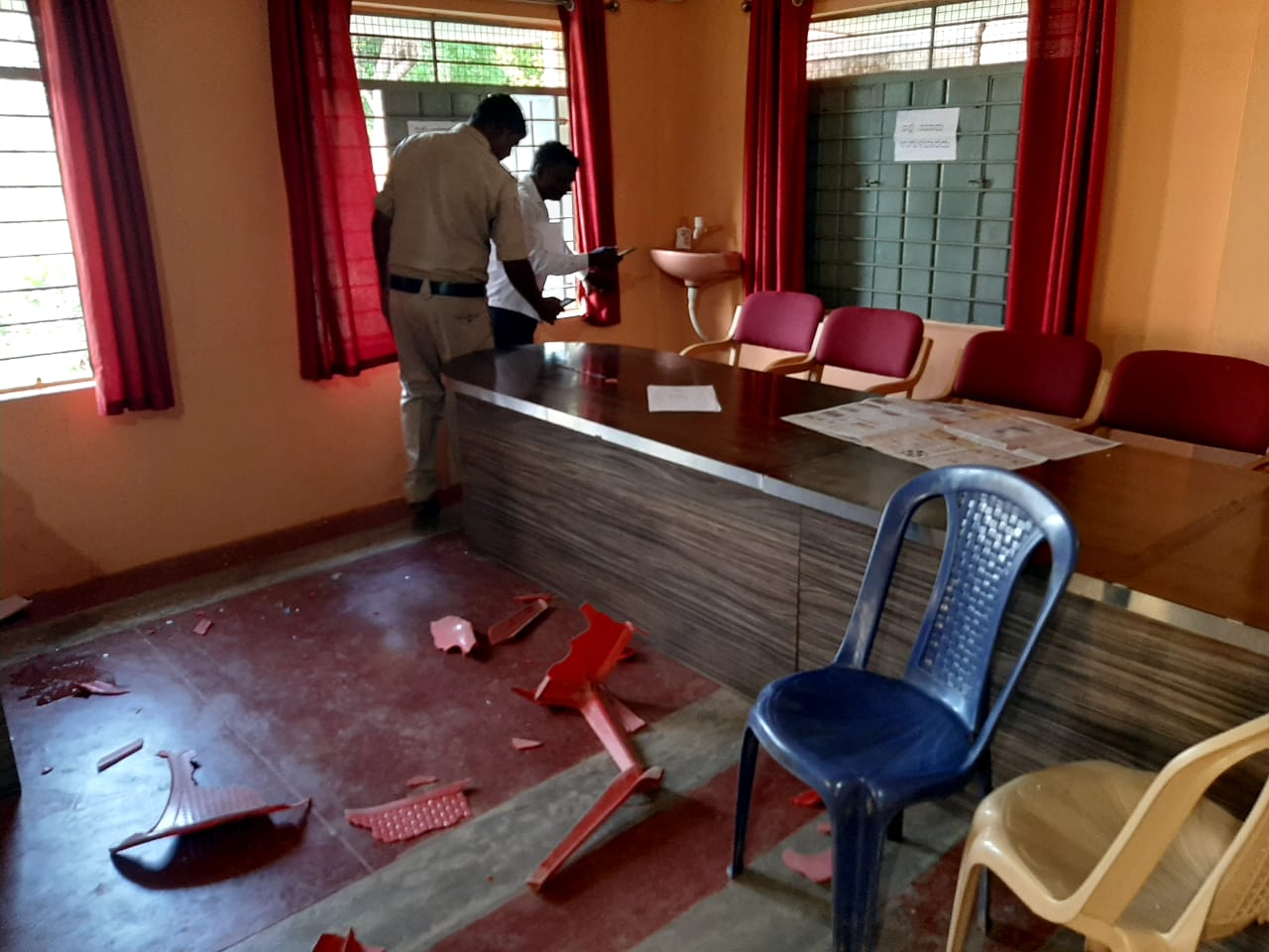 Youths crushed furniture over Narega job delay, Youths crushed furniture in Davanagere, Davanagere news, ನರೇಗಾ ಕಾಮಗಾರಿ ವಿಳಂಬಕ್ಕೆ ಯುವಕರಿಂದ ಪೀಠೋಪಕರಣ ಪುಡಿ ಪುಡಿ, ದಾವಣಗೆರೆ ಸುದ್ದಿ, ದಾವಣಗೆರೆಯಲ್ಲಿ ಯುವಕರಿಂದ ಪೀಠೋಪಕರಣ ಪುಡಿ ಪುಡಿ