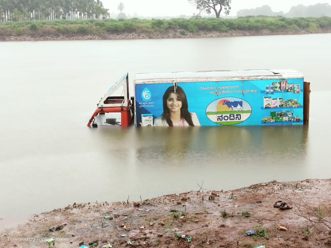 Milk tanker drown over lake damage at Davanagere, Davanagee milk tanker drown, Davanagere news, ದಾವಣಗೆರೆಯಲ್ಲಿ ಕೆರೆ ಏರಿ ಕುಸಿದ ಹಿನ್ನೆಲೆ ನೀರಿನಲ್ಲಿ ಮುಳುಗಿದ ಹಾಲಿನ ಟ್ಯಾಂಕರ್, ದಾವಣಗೆರೆ ಹಾಲಿನ ಟ್ಯಾಂಕರ್ ಮುಳುಗಡೆ, ದಾವಣಗೆರೆ ಸುದ್ದಿ,