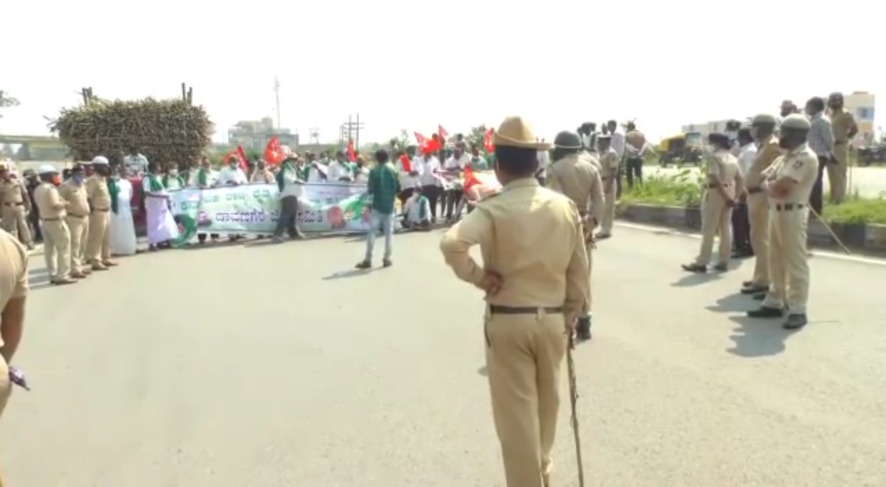 protest by farmers in davanagere