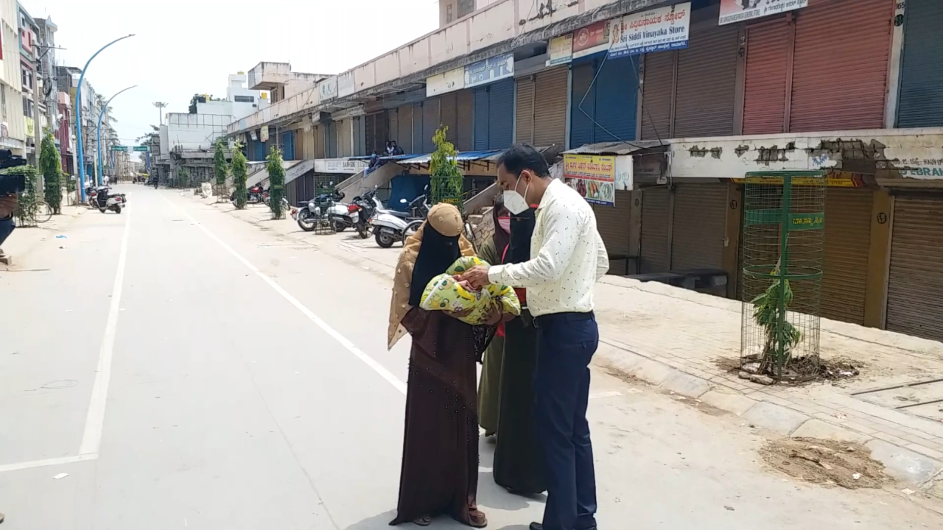 This is Karnataka, This is Karnataka and Talk in Kannada, Tahsildar argue with bike rider, Davanagere Tahsildar argue with bike rider, ಇದು ಕರ್ನಾಟಕ, ಇದು ಕರ್ನಾಟಕ ಮತ್ತು ಕನ್ನಡದಲ್ಲಿ ಮಾತನಾಡಿ, ಬೈಕ್​ ಸವಾರಿಗೆ ತರಾಟೆ ತೆಗೆದುಕೊಂಡ ತಹಶೀಲ್ದಾರ್​, ಬೈಕ್​ ಸವಾರಿಗೆ ತರಾಟೆ ತೆಗೆದುಕೊಂಡ ದಾವಣಗೆರೆ ತಹಶೀಲ್ದಾರ್,