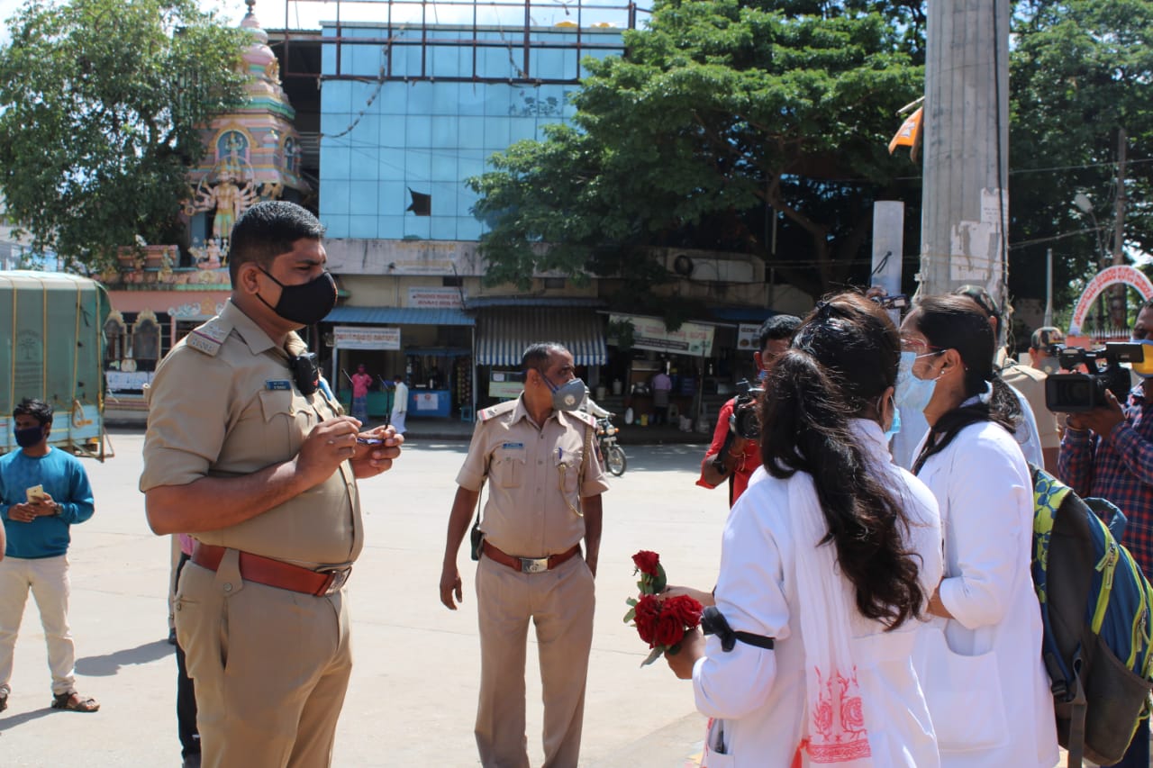 Protestors dont care, Protestors dont care on DC warning, Davanagere DC Mahantesh, Davanagere DC Mahantesh news, ಡಿಸಿ ಎಚ್ಚರಿಕೆಗೆ ಹೆದರದ ಪ್ರತಿಭಟನಾಕಾರರು, ದಾವಣಗೆರೆಯಲ್ಲಿ ಡಿಸಿ ಎಚ್ಚರಿಕೆಗೆ ಹೆದರದ ಪ್ರತಿಭಟನಾಕಾರರು, ದಾವಣಗೆರೆ ಡಿಸಿ ಮಹಾಂತೇಶ್​, ದಾವಣಗೆರೆ ಡಿಸಿ ಮಹಾಂತೇಶ್ ಸುದ್ದಿ,