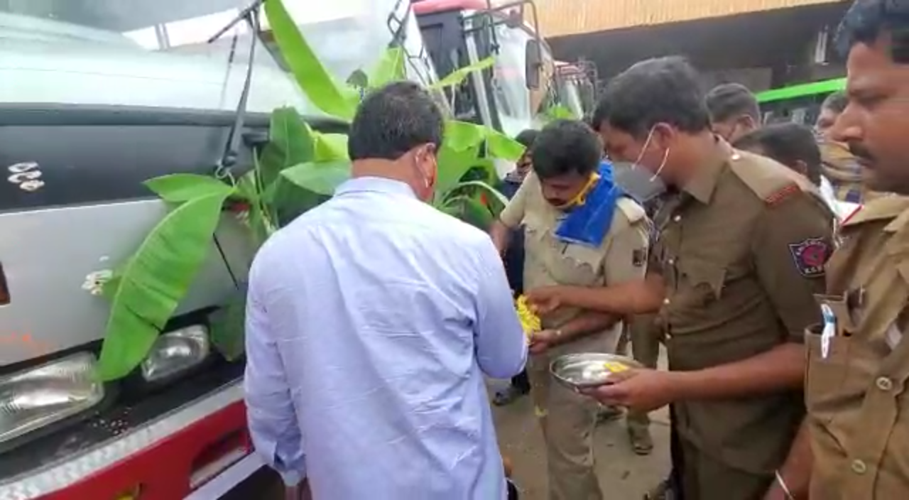 MLA Renukacharya again drove the KSRTC bus In Davangere