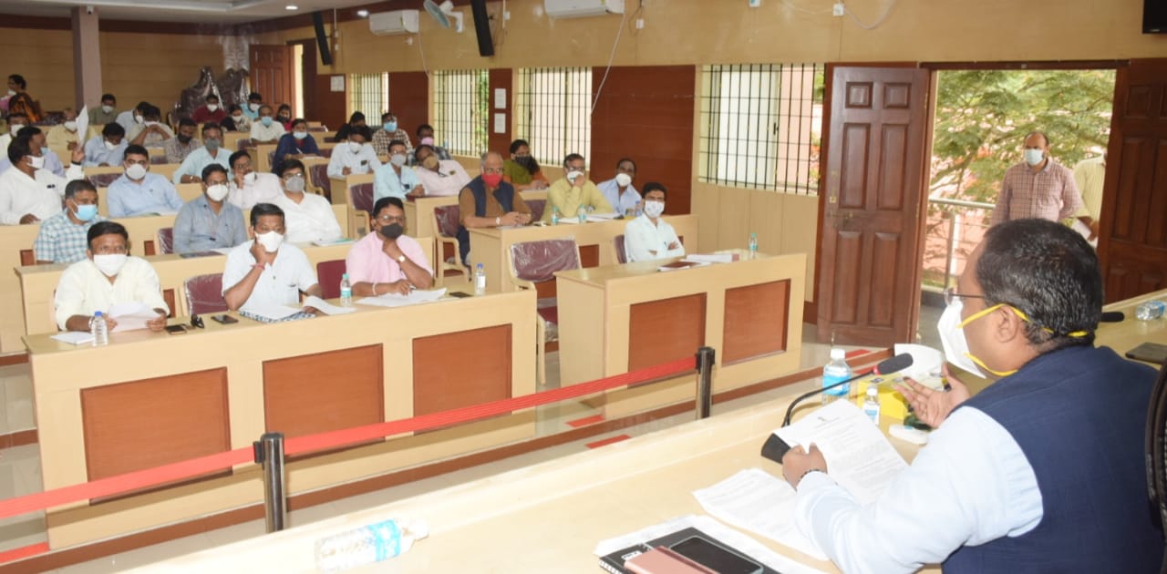 Dharwad DC meeting with political party leaders