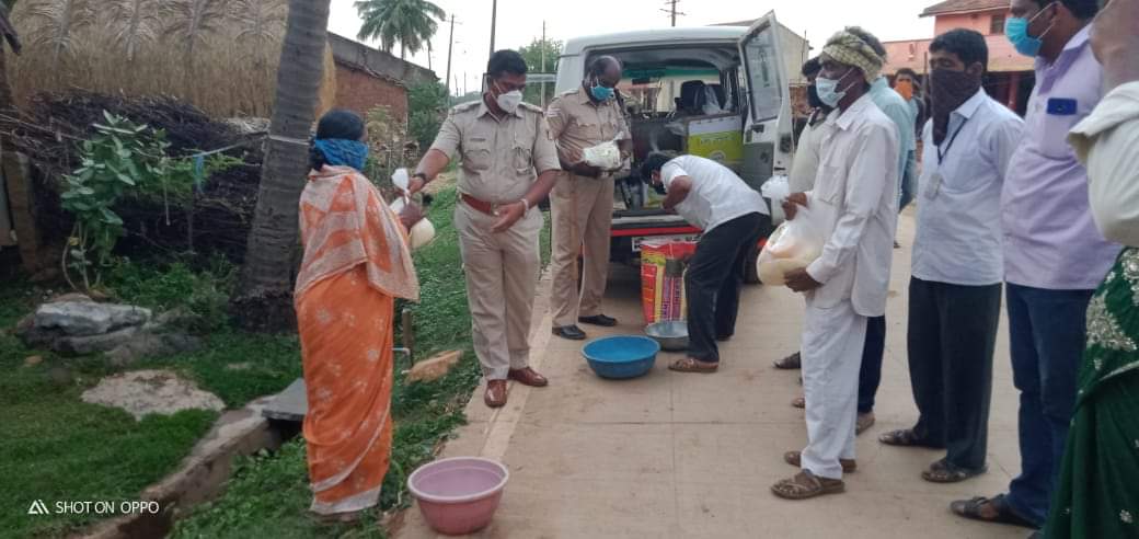 ಸ್ವಂತ ಹಣದಲ್ಲಿ ದಿನಸಿ ವಿತರಿಸಿದ ಪಿಎಸ್​ಐ