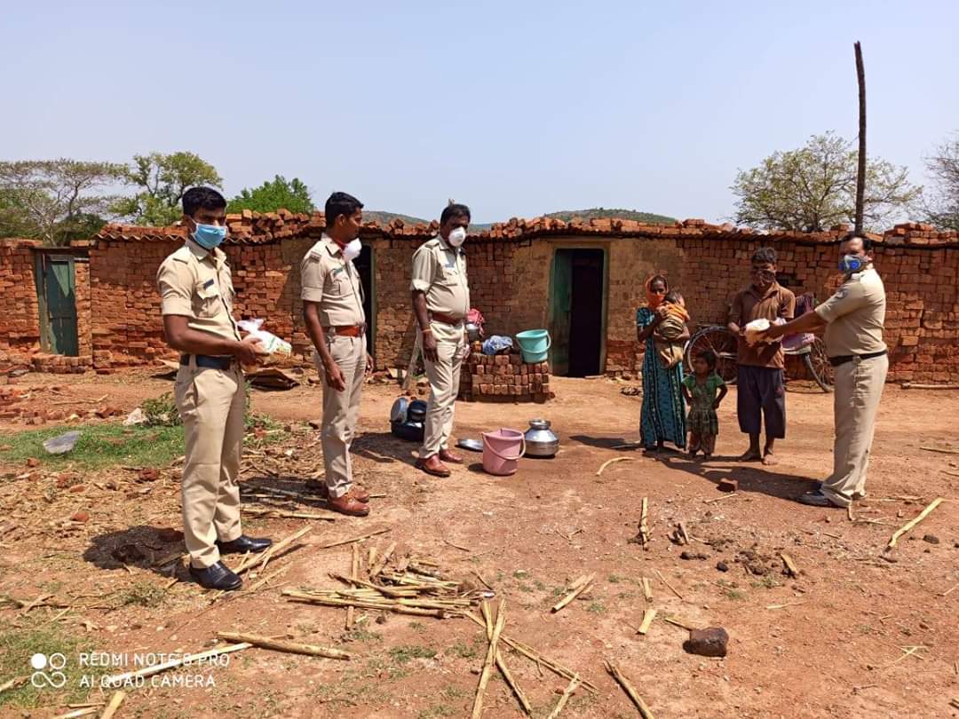 ಸ್ವಂತ ಹಣದಲ್ಲಿ ದಿನಸಿ ವಿತರಿಸಿದ ಪಿಎಸ್​ಐ