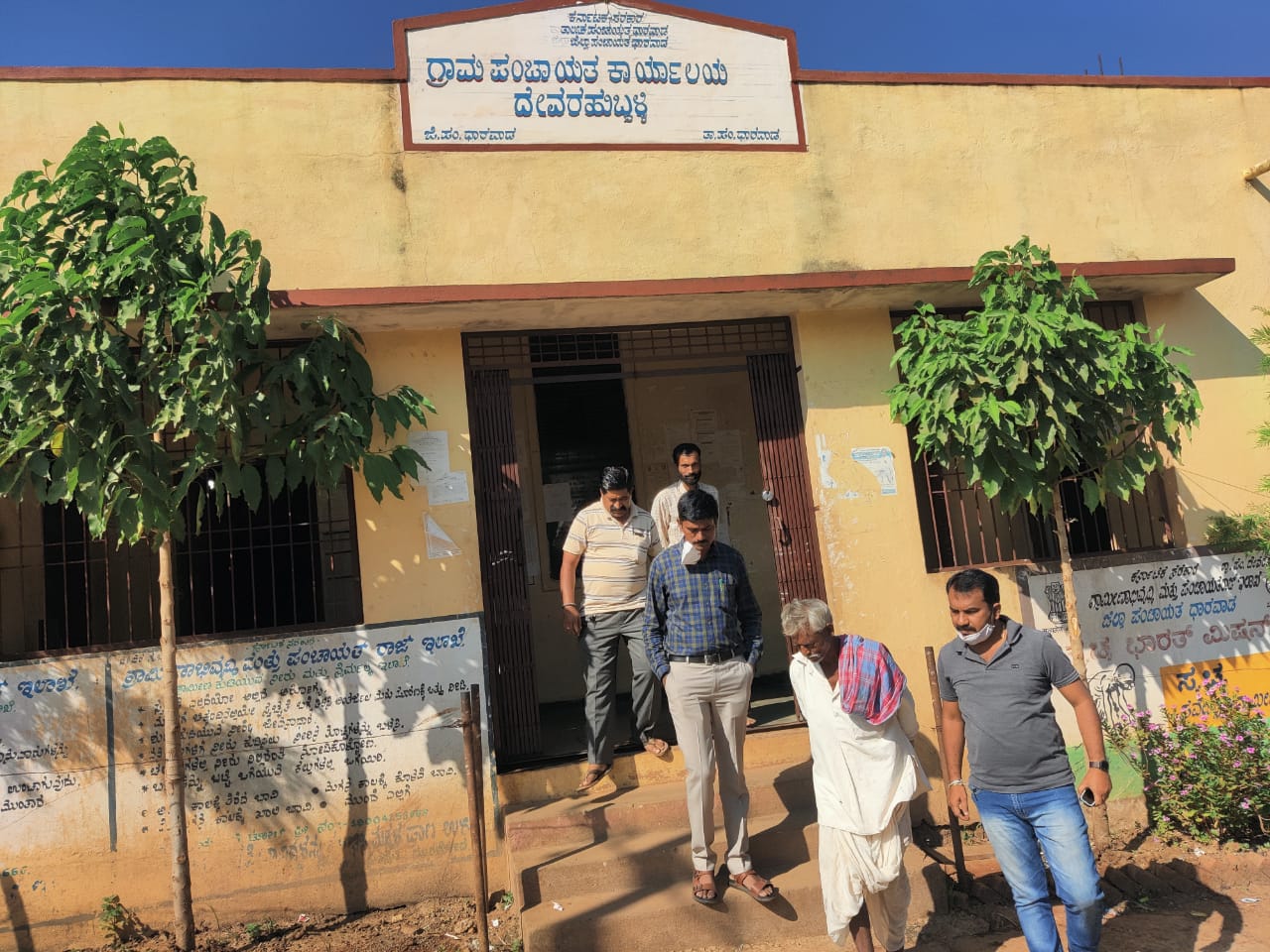 ಮತದಾನ ಕೇಂದ್ರಗಳಿಲ್ಲಿ ಸಿದ್ಧತೆ ಕುರಿತು ಪರಿಶೀಲನೆ