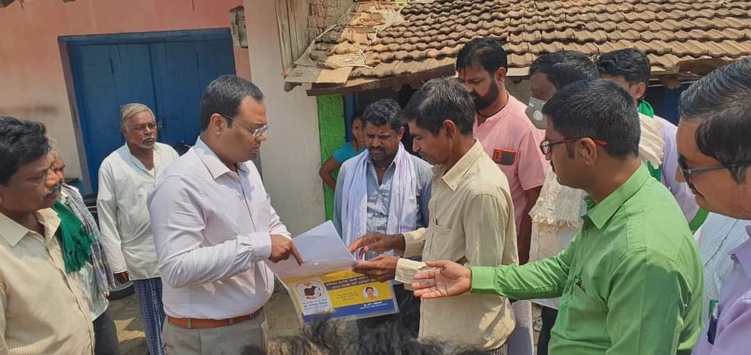 ರೈತರಿಗೆ ಕಂದಾಯ ದಾಖಲೆಗಳನ್ನು ತಲುಪಿದ ಅಧಿಕಾರಿಗಳು