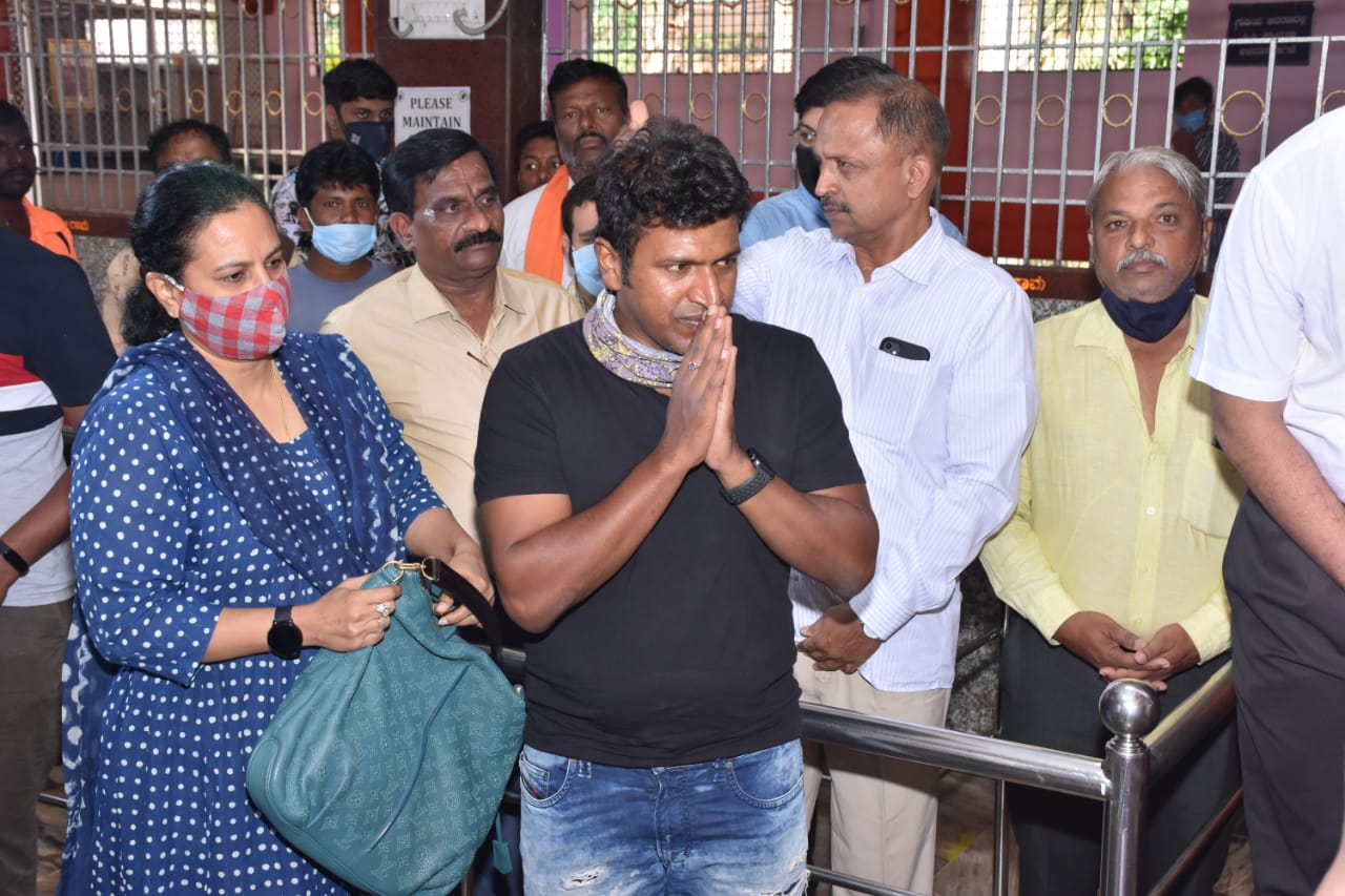 Puneeth Rajkumar visited Nuggikeri Hanuman Temple