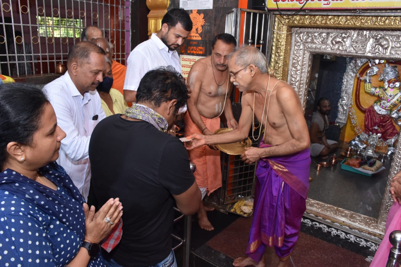 actor puneeth rajkumar visited nuggikeri hanuman temple