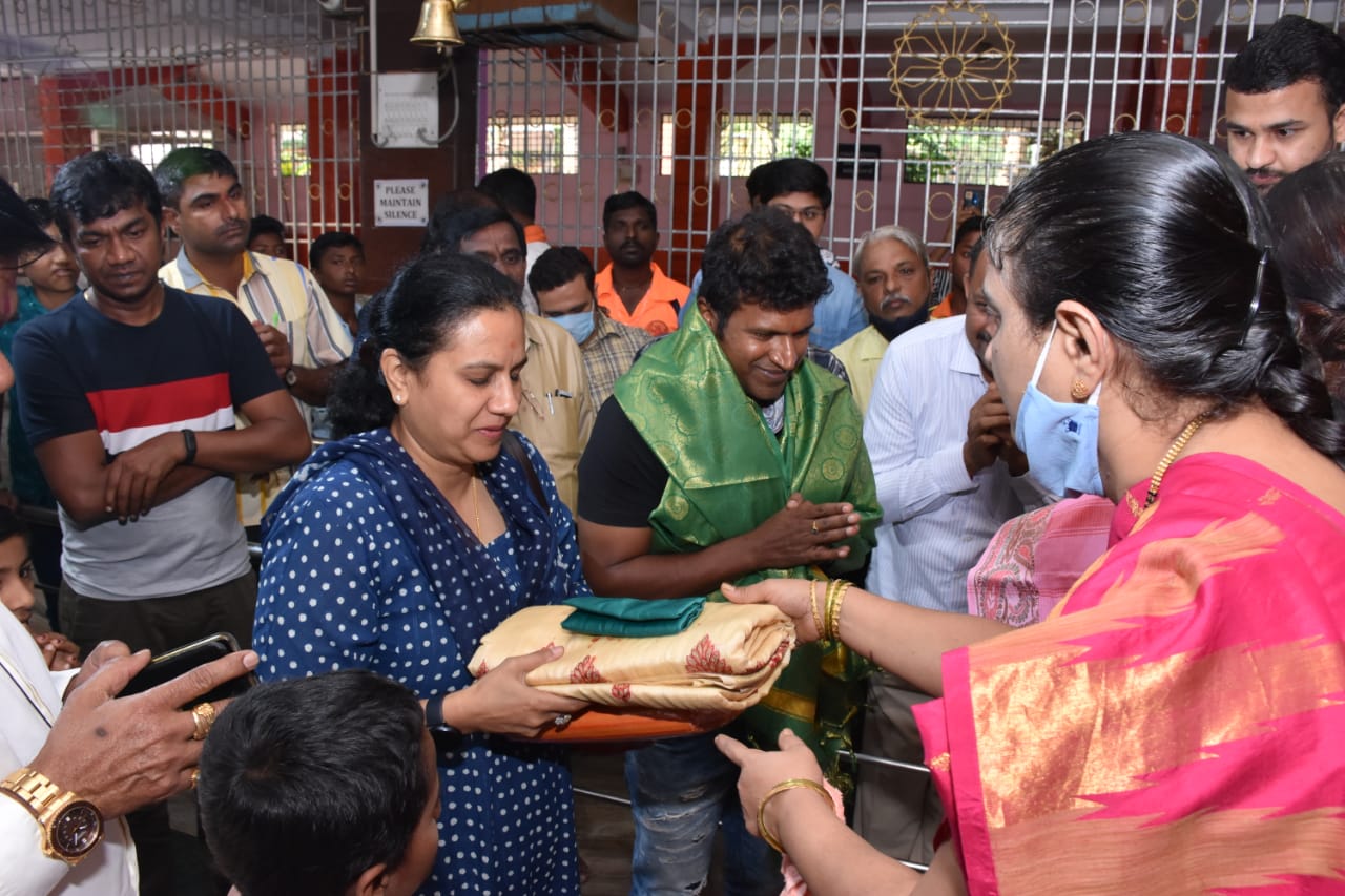 actor puneeth rajkumar visited nuggikeri hanuman temple